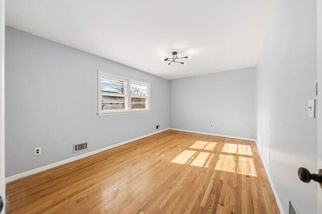 Building Photo - Huge House With Oversized Bedrooms!