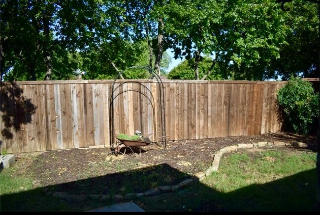 Building Photo - 1600 Knight Trail