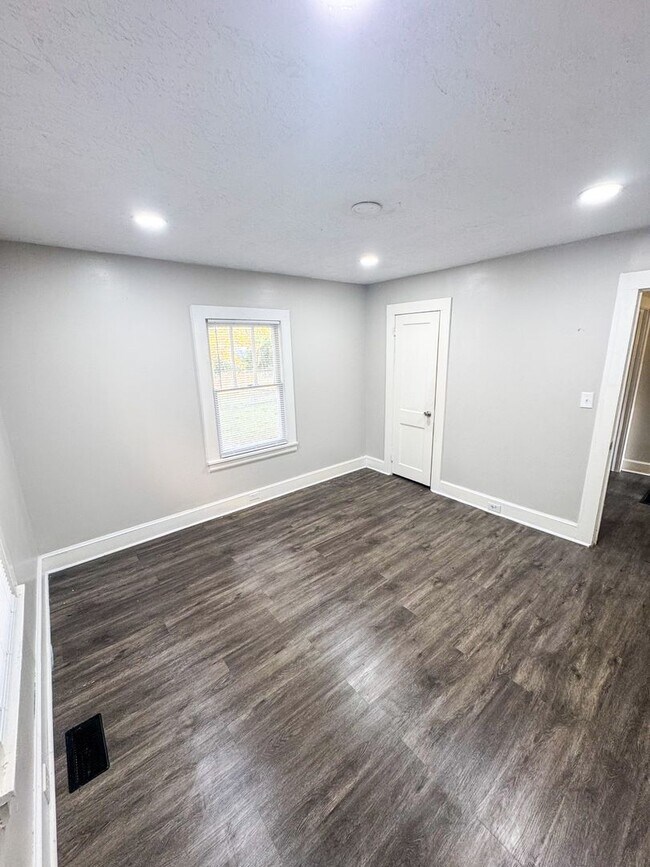 Building Photo - ? Charming 2 Bedroom Home with Garage & Backyard ?