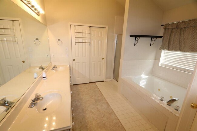 Building Photo - 727 Darone Ct