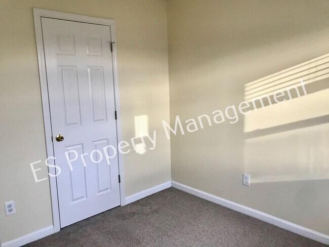 Building Photo - Great 3 Bedroom 2 Bathroom Ranch Style Hom...