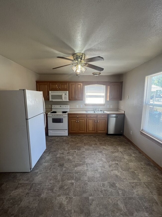 Building Photo - Spacious 1 Bedroom 1 Bath home in the hear...