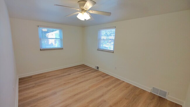 Building Photo - *Recently Updated & Spacious 3BD/1BA Duplex Unit Available for Rent in Castle Shannon*
