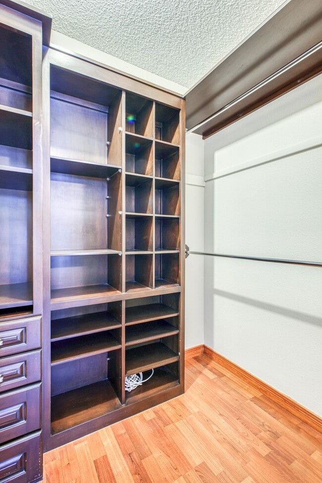 Building Photo - Beautiful House with 4 bed - 2 baths - office & covered big Jacuzzi