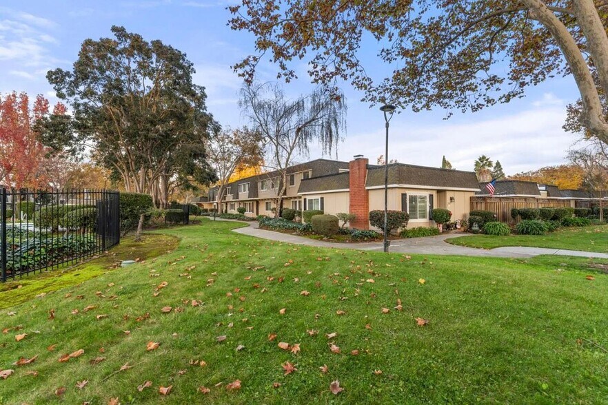 Building Photo - 7108 Coral Gables Cir