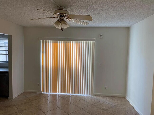Building Photo - 3060 Riverside Dr