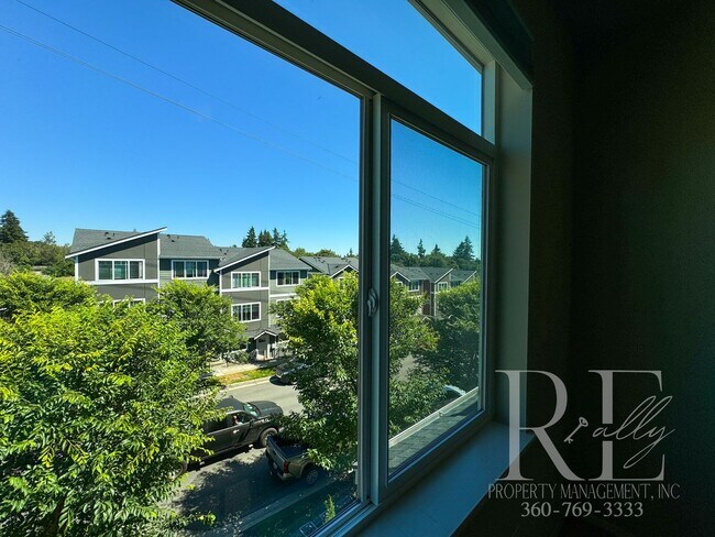 Building Photo - Modern End-Unit Townhome with Private Fenced Yard, Gourmet Kitchen & Spacious Layout