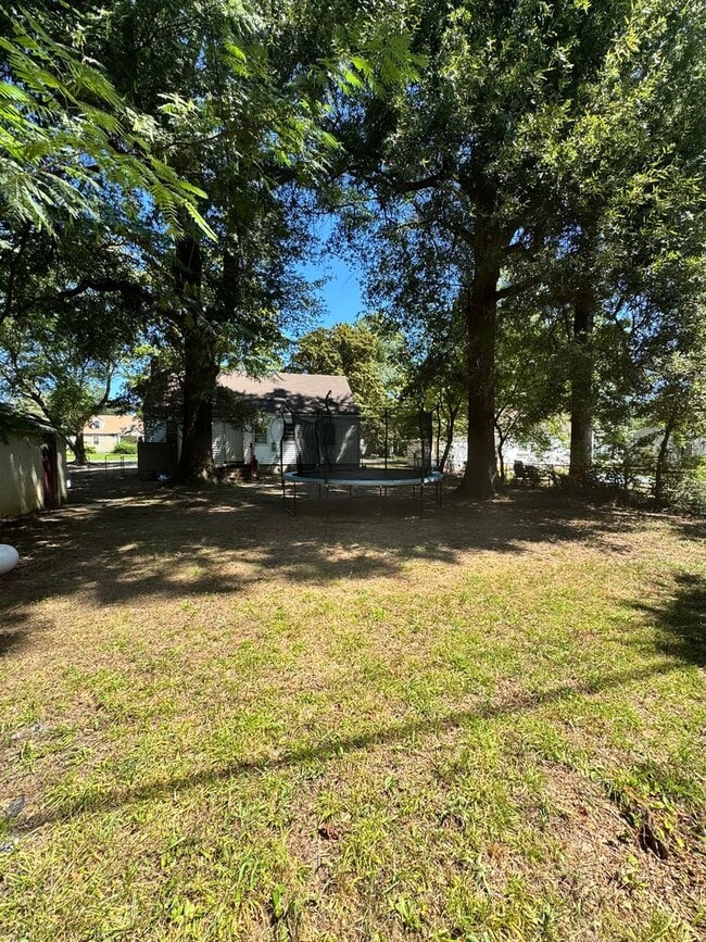Building Photo - 5 bed 2 bath house with huge backyard