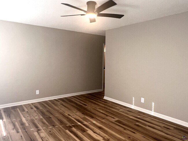 Building Photo - 221 Jefferson Cir