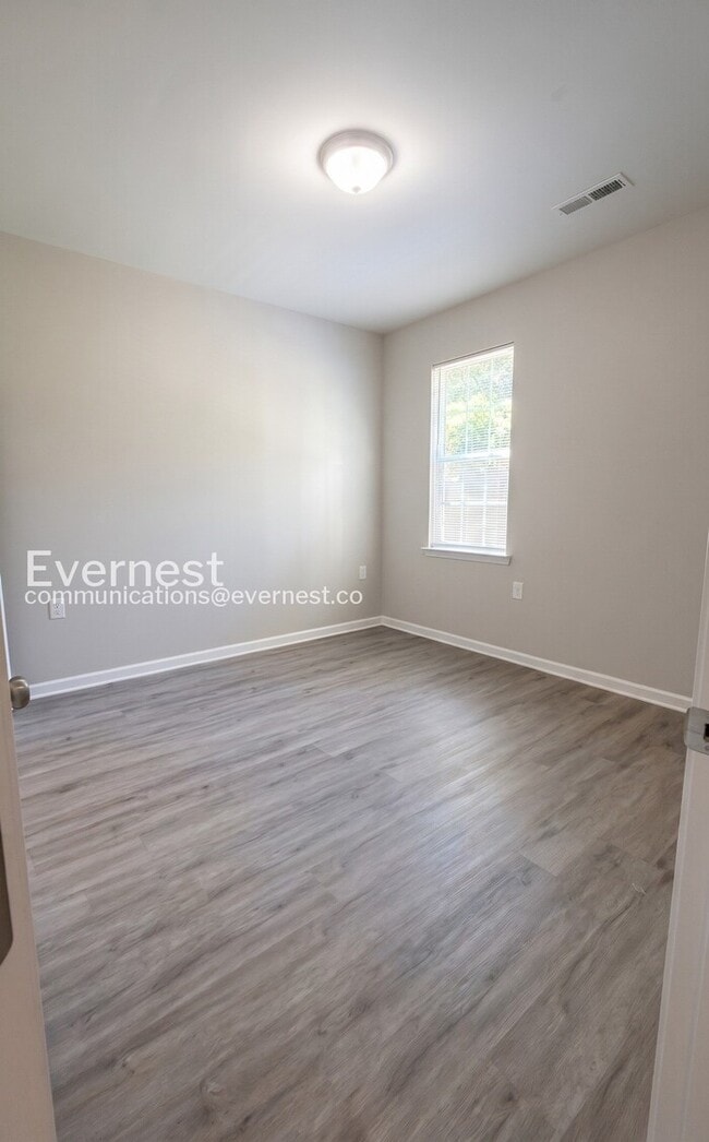 Building Photo - 3 Bed/2 Bath Home with Off-Street Parking / Pet-Friendly / Available Now!