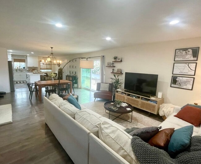 Building Photo - Custom Home in Country Club Estates!