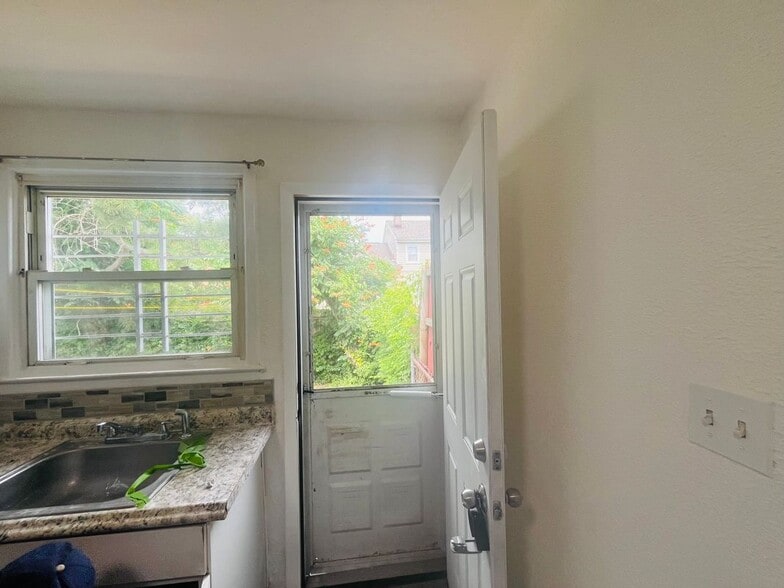 Building Photo - 1237 N Michigan Ave