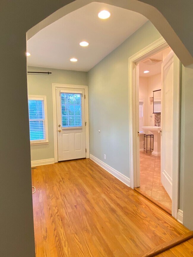 Building Photo - 2 Bedroom 2 Bathroom plus Bonus Room with ALL Appliances Included