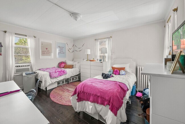 Building Photo - 4 bedrooms, 2 bathrooms, legal for 8 people