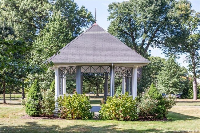 Building Photo - 140 Woodside Green