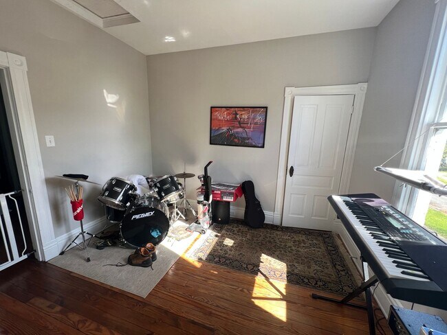 Building Photo - Gorgeous 3 bdrm/2.5 bath newly renovated h...