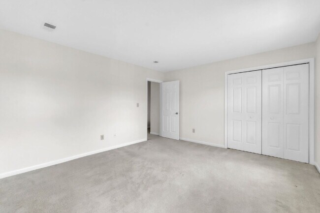 Building Photo - SIGN A 2 YEAR LEASE & Get 2nd Mo. RENT FREE......Stylish 3BR / 2.5BA Condo in Wedgewood Townes ($...