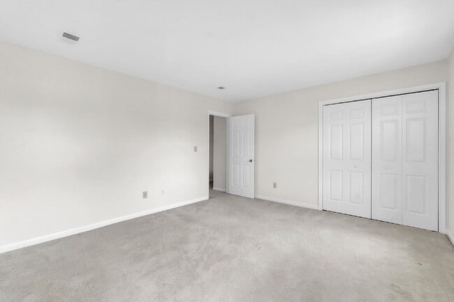 Building Photo - Stylish 3BR / 2.5BA Condo in Wedgewood Townes