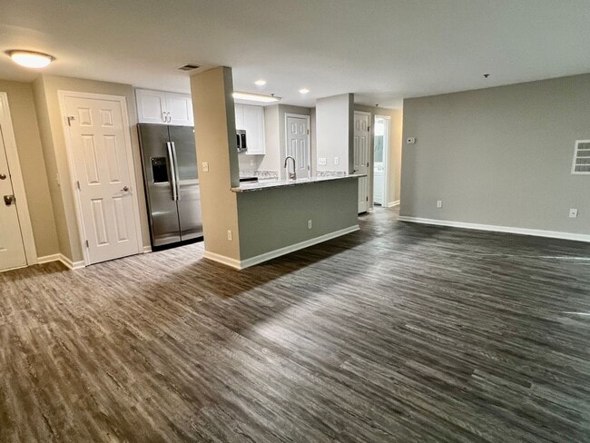 Building Photo - University Spacious 1st floor Condo