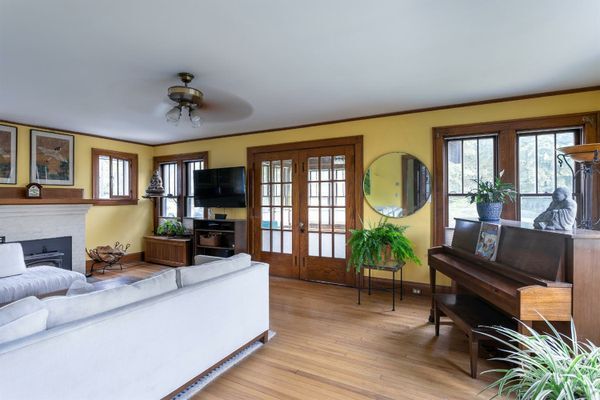 Living room - 1010 S Forest Ave