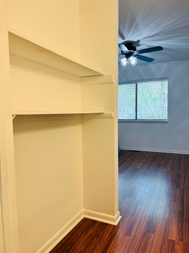 Building Photo - 2BR Townhome in N Raleigh
