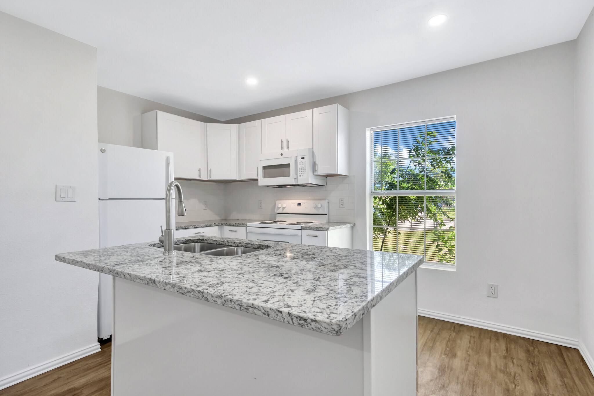 Building Photo - 901 Bessie St