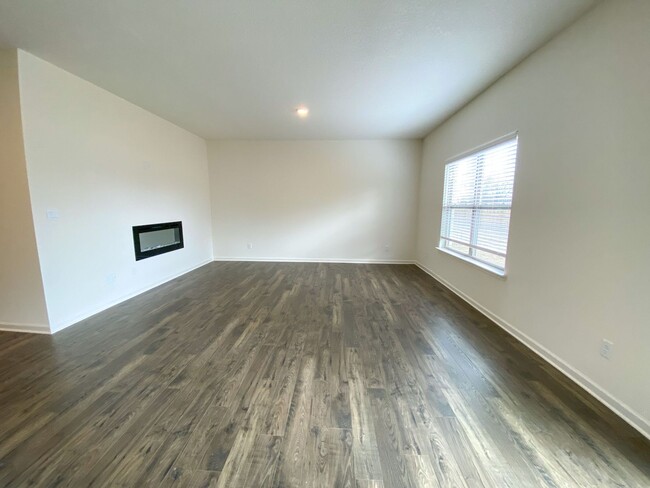 Building Photo - 3 bed 2 bath new construction in 2023 in M...
