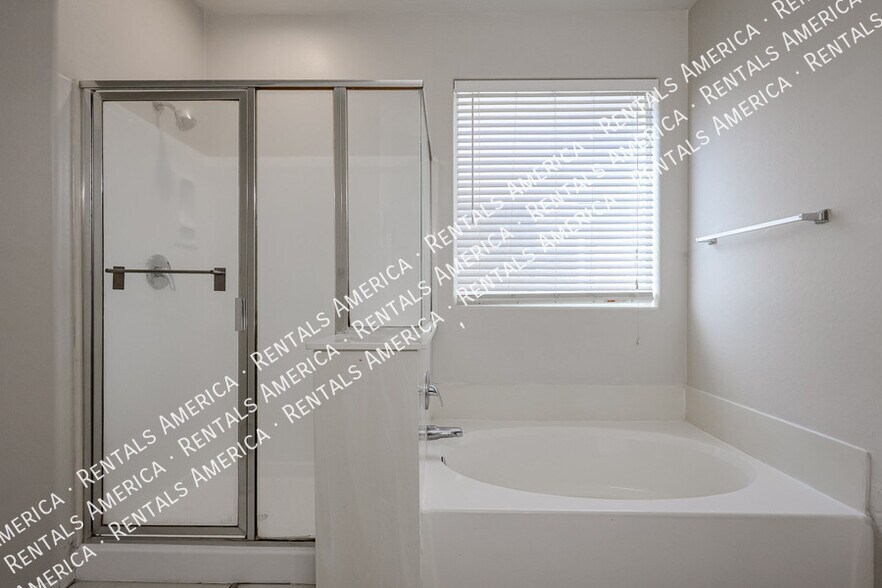 Building Photo - 44388 W Oster Dr