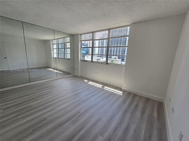 Building Photo - 999 Brickell Bay Dr