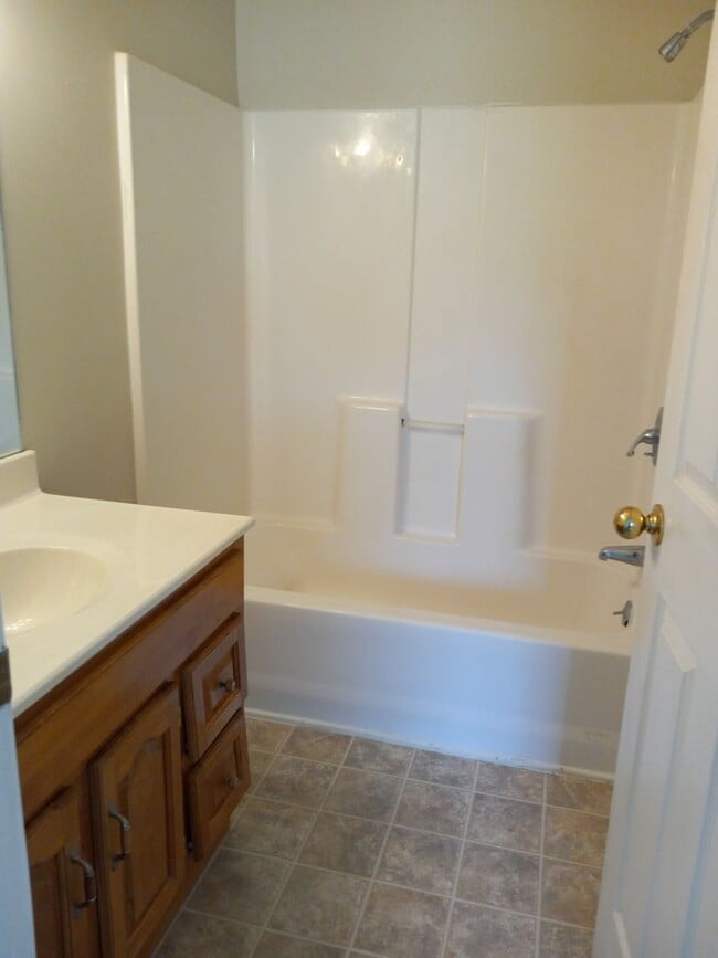 Building Photo - Beautiful 2 bedroom 2 bath duplex in East ...