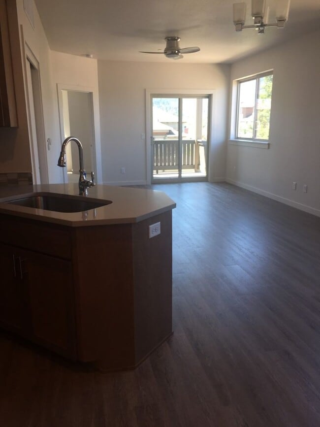 Building Photo - Newer & Beautiful 2bd/2bth condo in Ashland