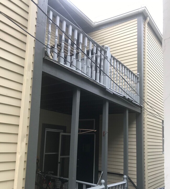 Building Photo - 204 River St