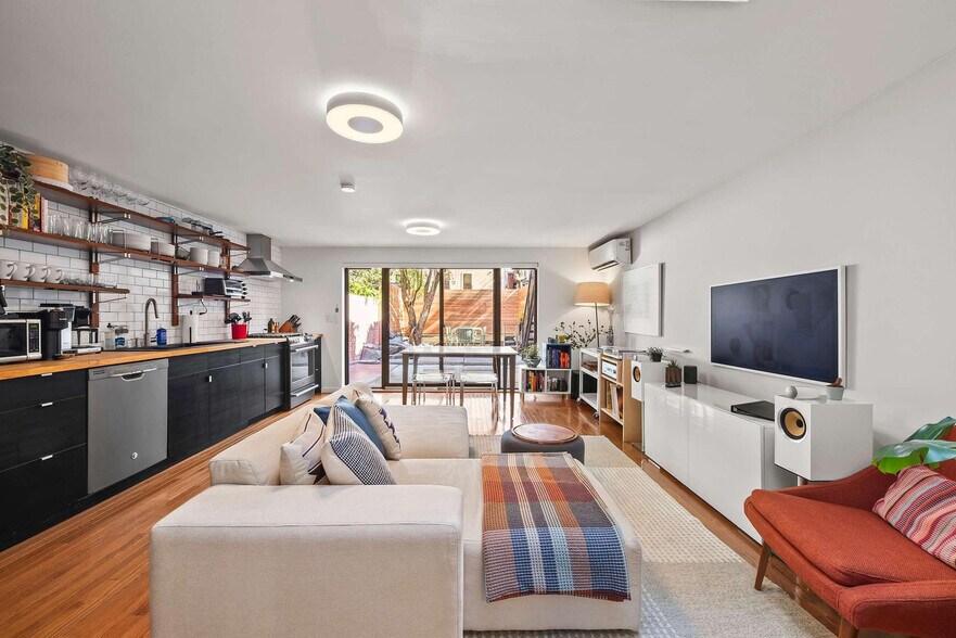 Primary Photo - 649 DeKalb Ave