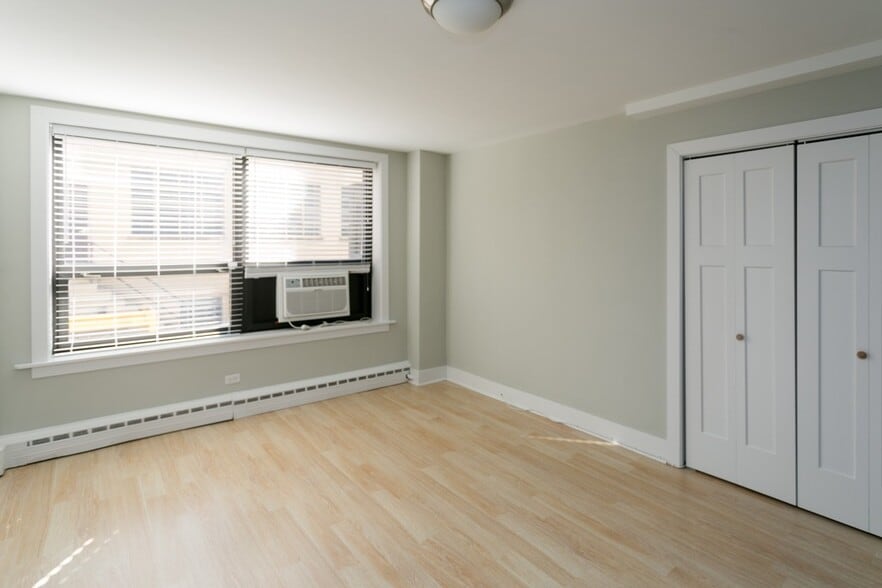 Building Photo - 450 W Wellington Ave