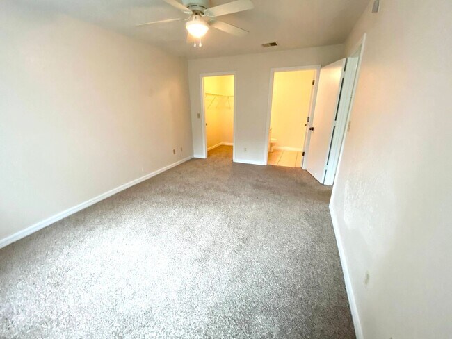 Building Photo - 2550 N Alafaya Trail