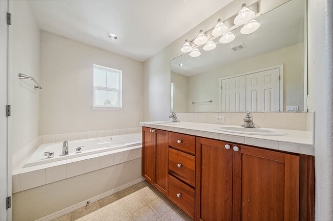 Building Photo - 16884 NW Shadow Hills Ln