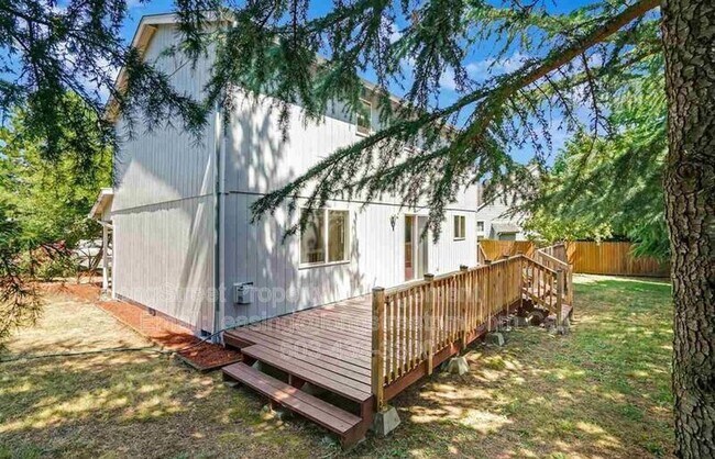 Building Photo - 332 NE Carmen Pl