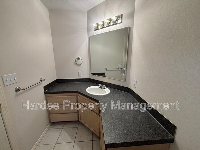 Building Photo - 688 S Gamay Ln