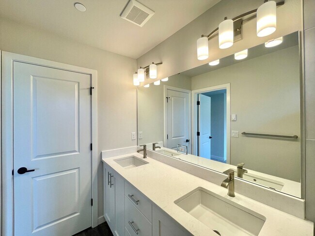 Building Photo - Great Townhome for rent