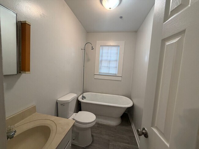 Building Photo - 941 Hill Park