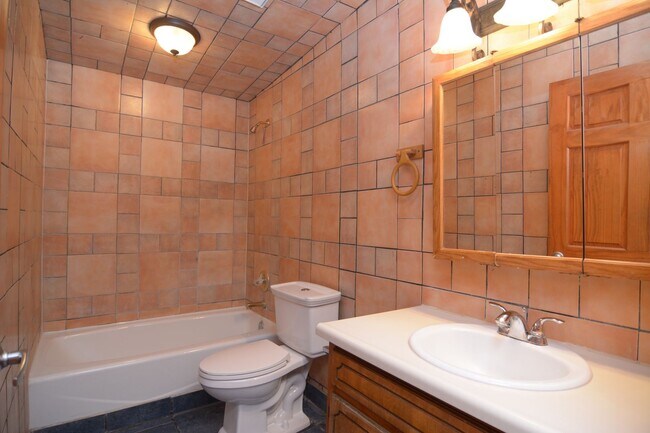 Building Photo - Charming 2 Bedroom 1 Bath Home! Great South Tucson Location!
