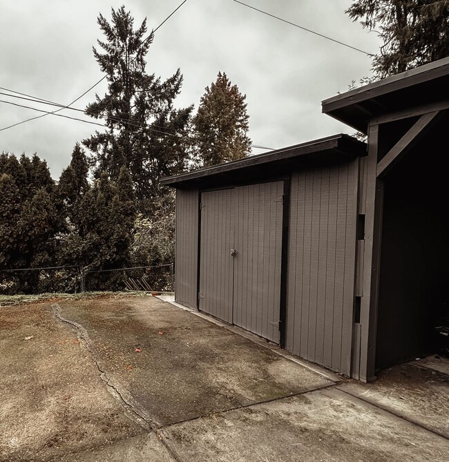 Building Photo - Elaborate 4 Bedroom 3 Bathroom Retreat in ...