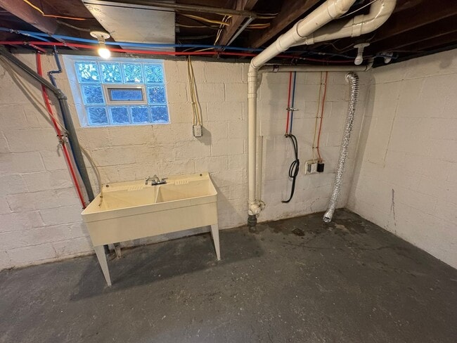 Building Photo - Updated 2-Bedroom 1-Bath Ranch House, GORG...