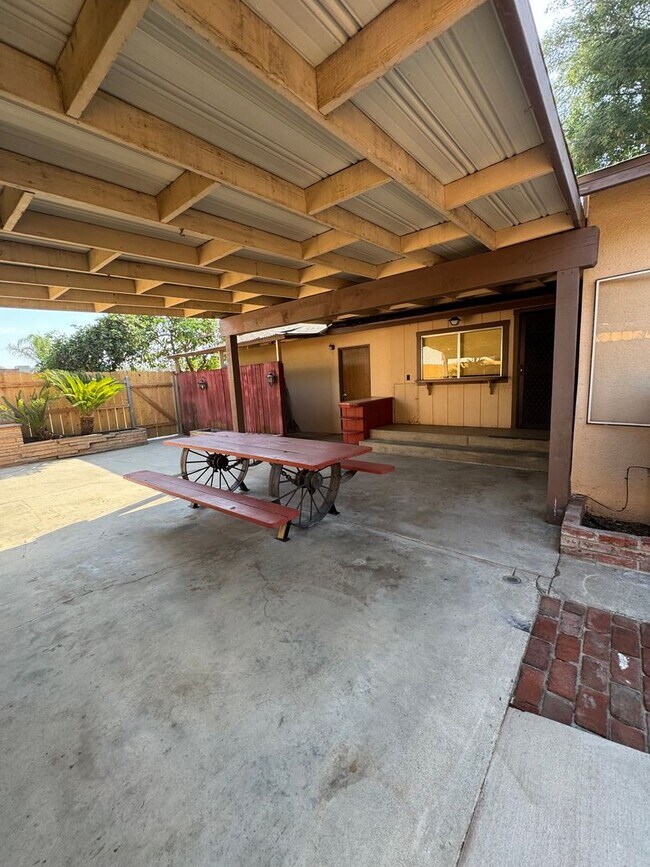 Building Photo - Charming Home Rent Ready !