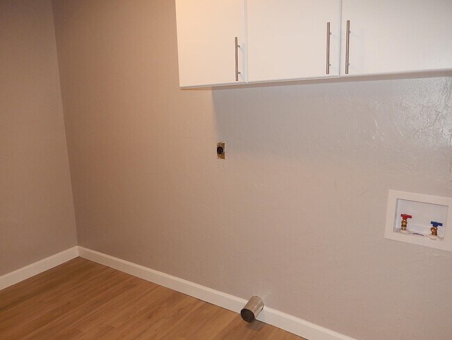 Building Photo - 520 Pasco Ct