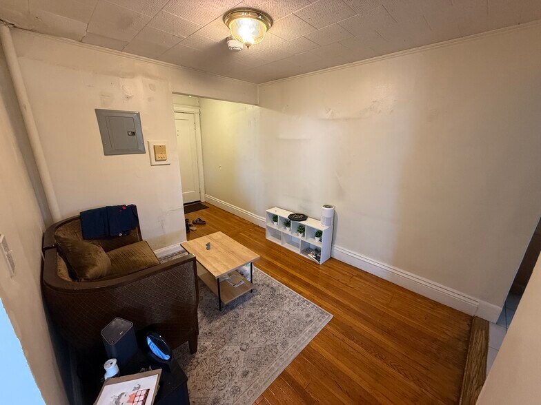 Primary Photo - 126 Warren St