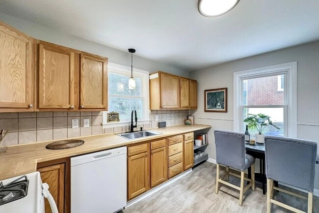Building Photo - Available Now! Newly Renovated 3 Bedroom, ...