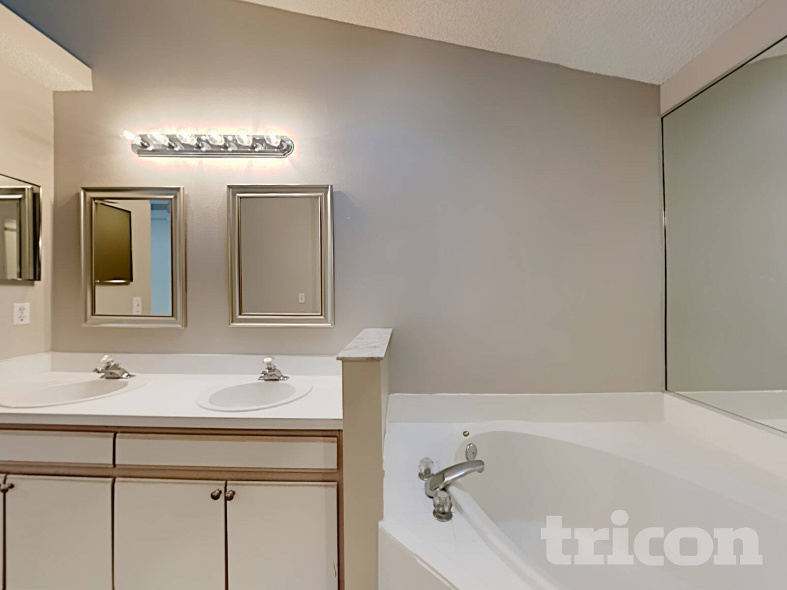 Building Photo - 7227 Edgewater Shores Ct