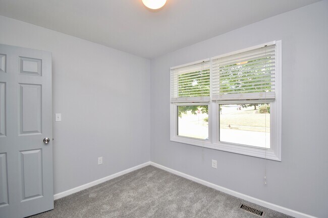 Building Photo - 647 Regent Rd