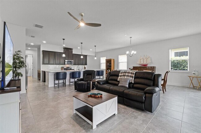 Building Photo - 5013 E Fountainwood Dr